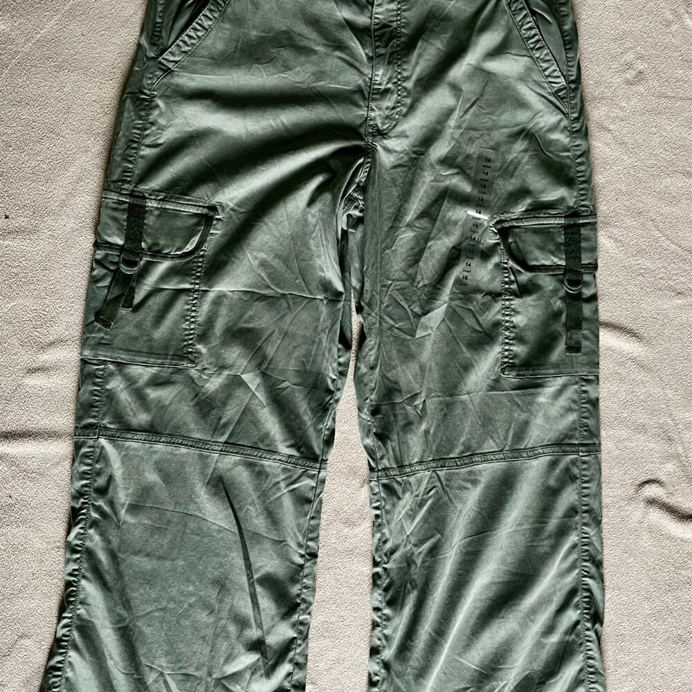 American Eagle - Olive Green Baggy Wide Leg Cargo Pants (NWT) - Picture 2 of 11